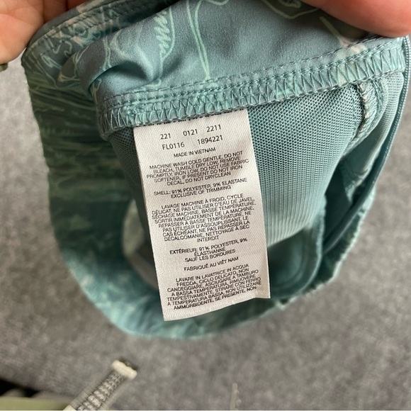 COLUMBIA Women’s PFG Tidal II Storm Contour Fish Shorts size: Small 5” inseam - Picture 7 of 10